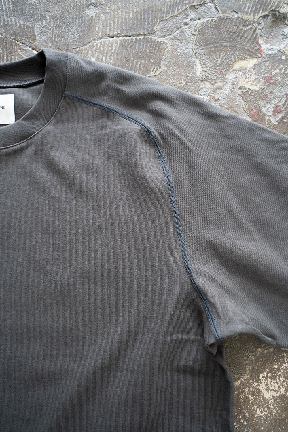 【ラスト1点】【22AW】スビンコットンサドルスリーブカットソー(CHARCOAL)