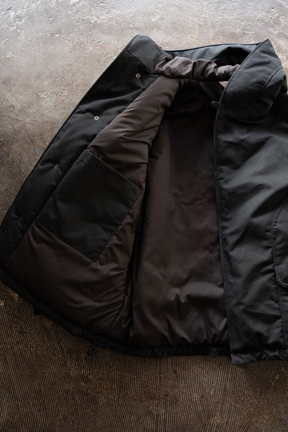【26AW】シンサレートフーデッドブルゾン(BLACK)