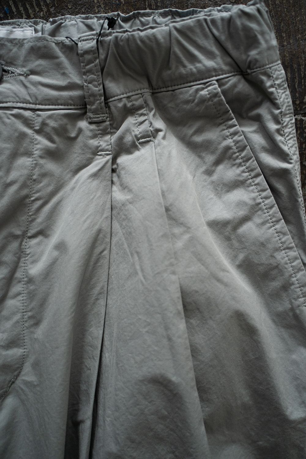【ラスト1点】【25SS】ガーメントダイ2タックワイドテーパードパンツ(ICE GRAY)