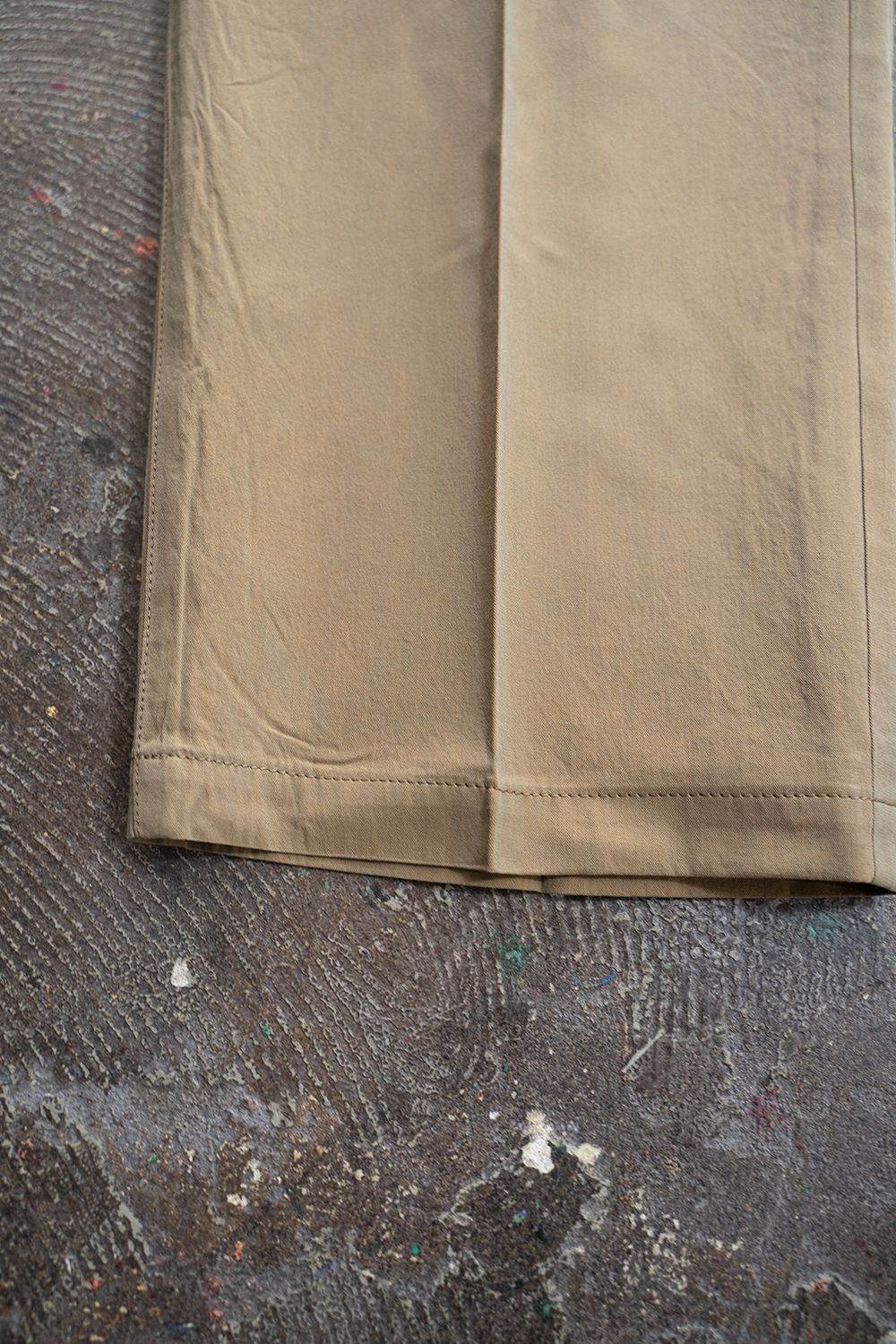 【ラスト1点】強撚コットンセンタープレススラックス(KHAKI)