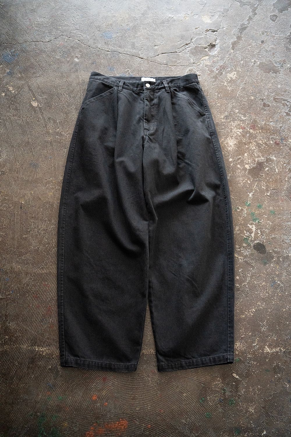 【25AW】フェードカラーデニムワンタックパンツ(INK BLACK)