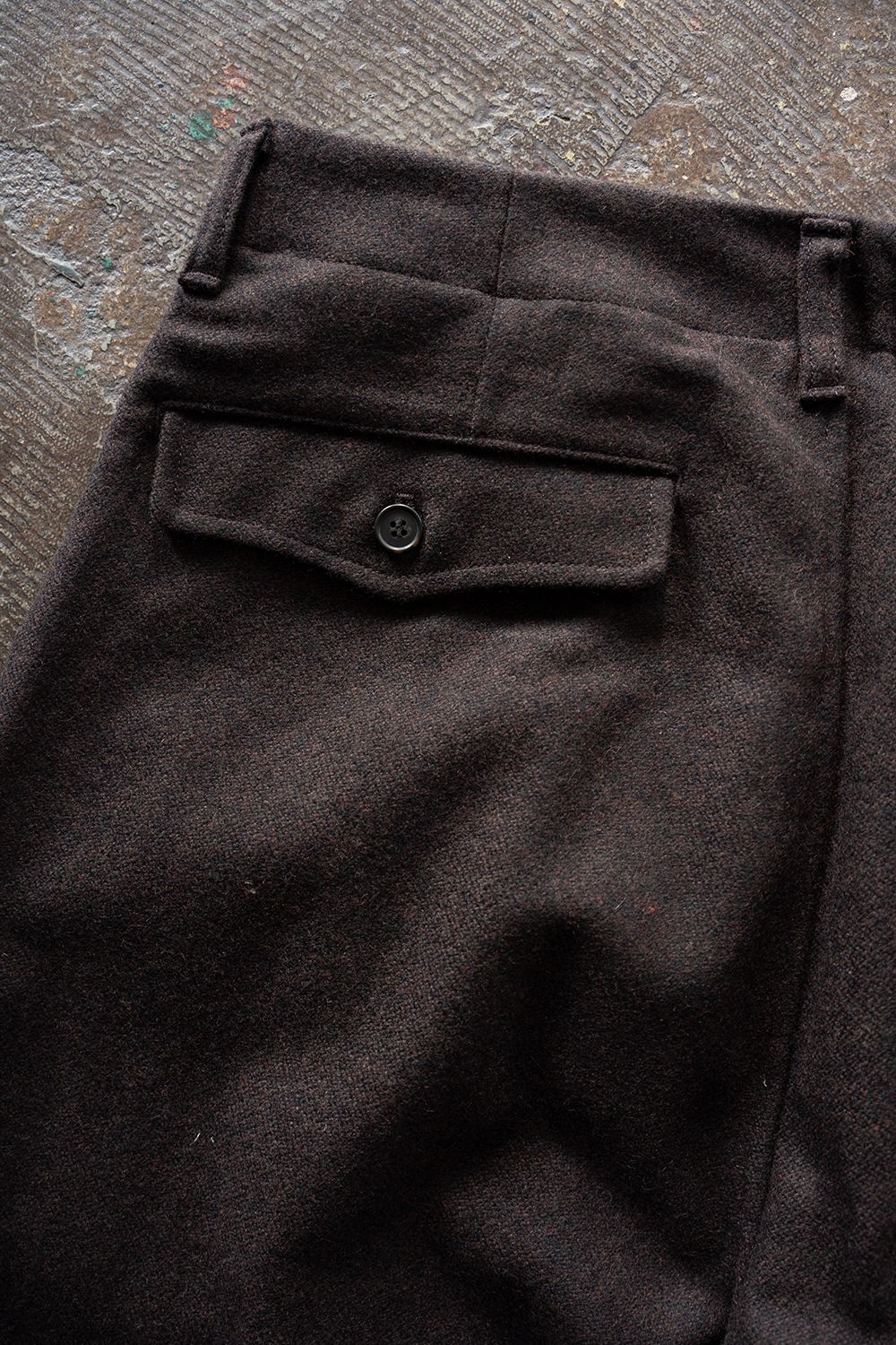 【26AW】ウール×ナイロンワンタックパンツ(DARK BROWN)