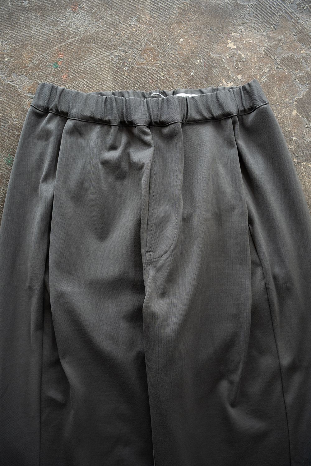 【26SS】コットンジャージータックイージーパンツ(CHARCOAL)