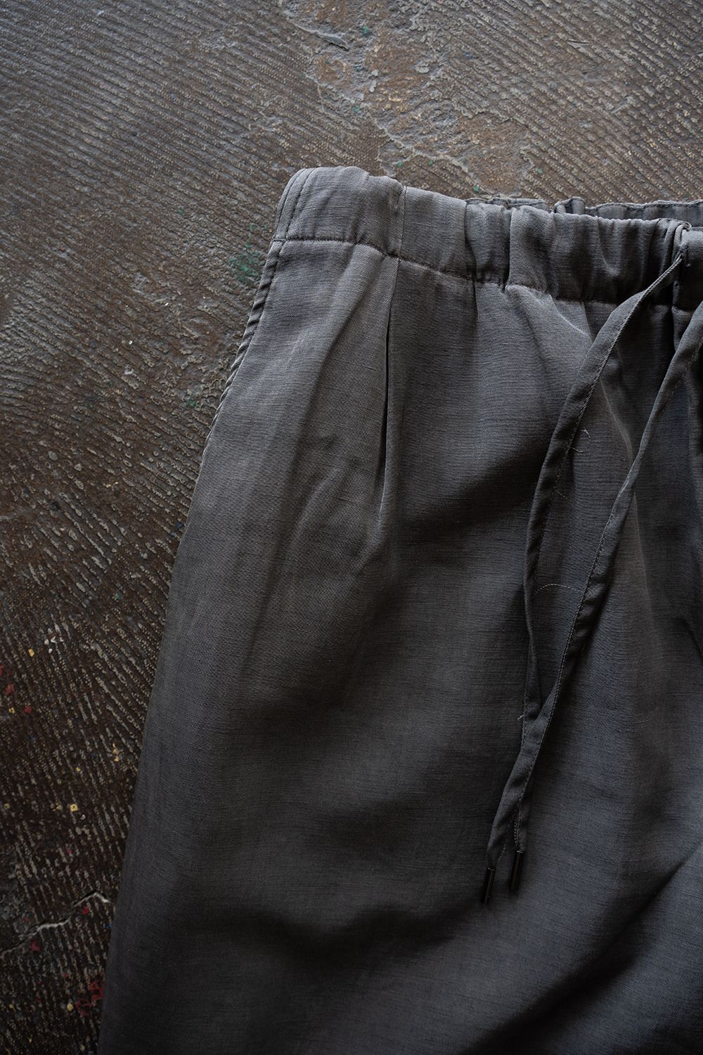 【26SS】ピグメントプリントタックイージーパンツ(DUSTY GREY)