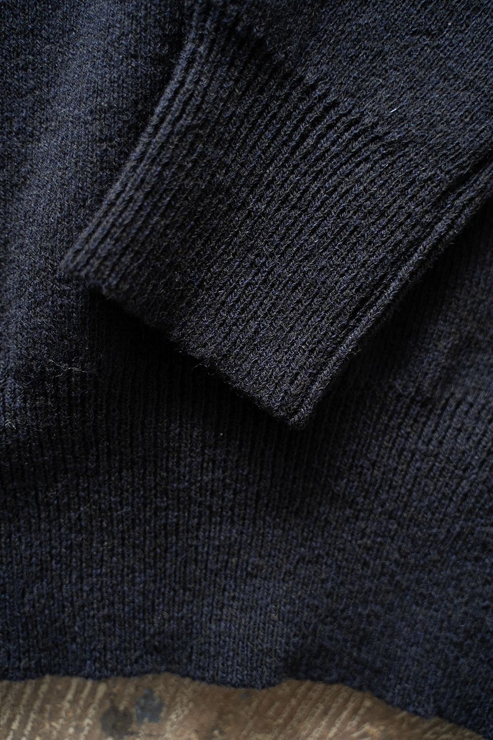 【ラスト1点】Hard twisted Shetlandwool cross V neck sweater(NAVY)