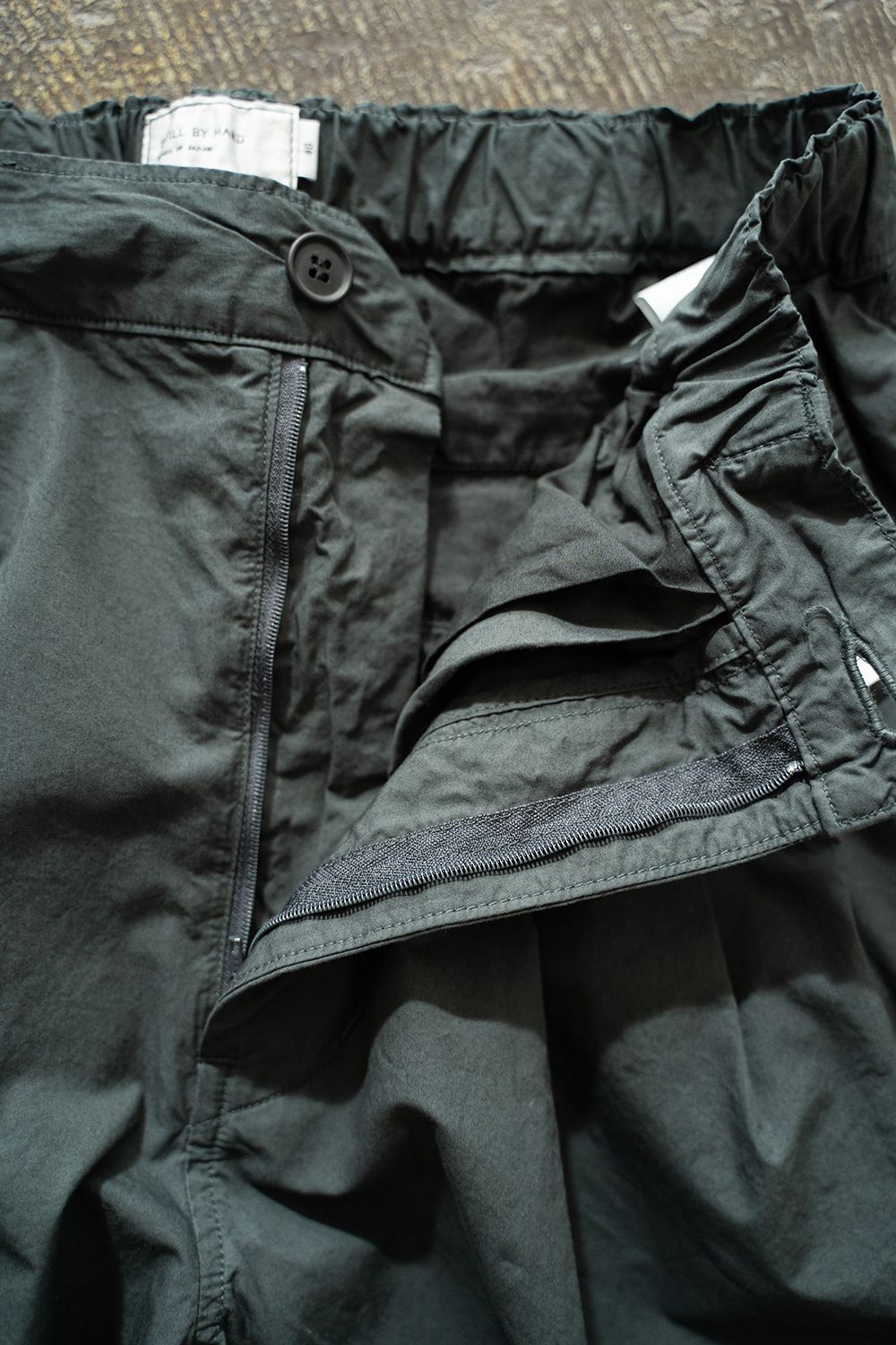 【ラスト1点】【25SS】ガーメントダイ2タックワイドテーパードパンツ(GREEN CHARCOAL)