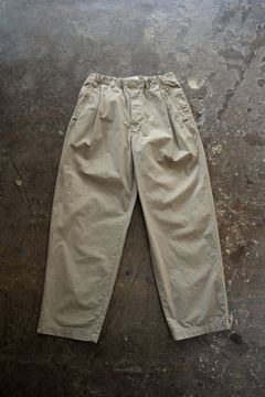 【25AW】ガーメントダイディープタックテーパードパンツ(GREIGE)