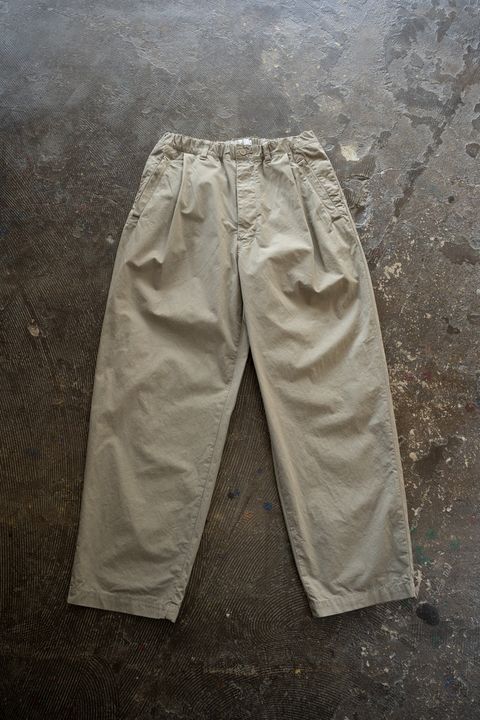 【25AW】ガーメントダイディープタックテーパードパンツ(GREIGE)