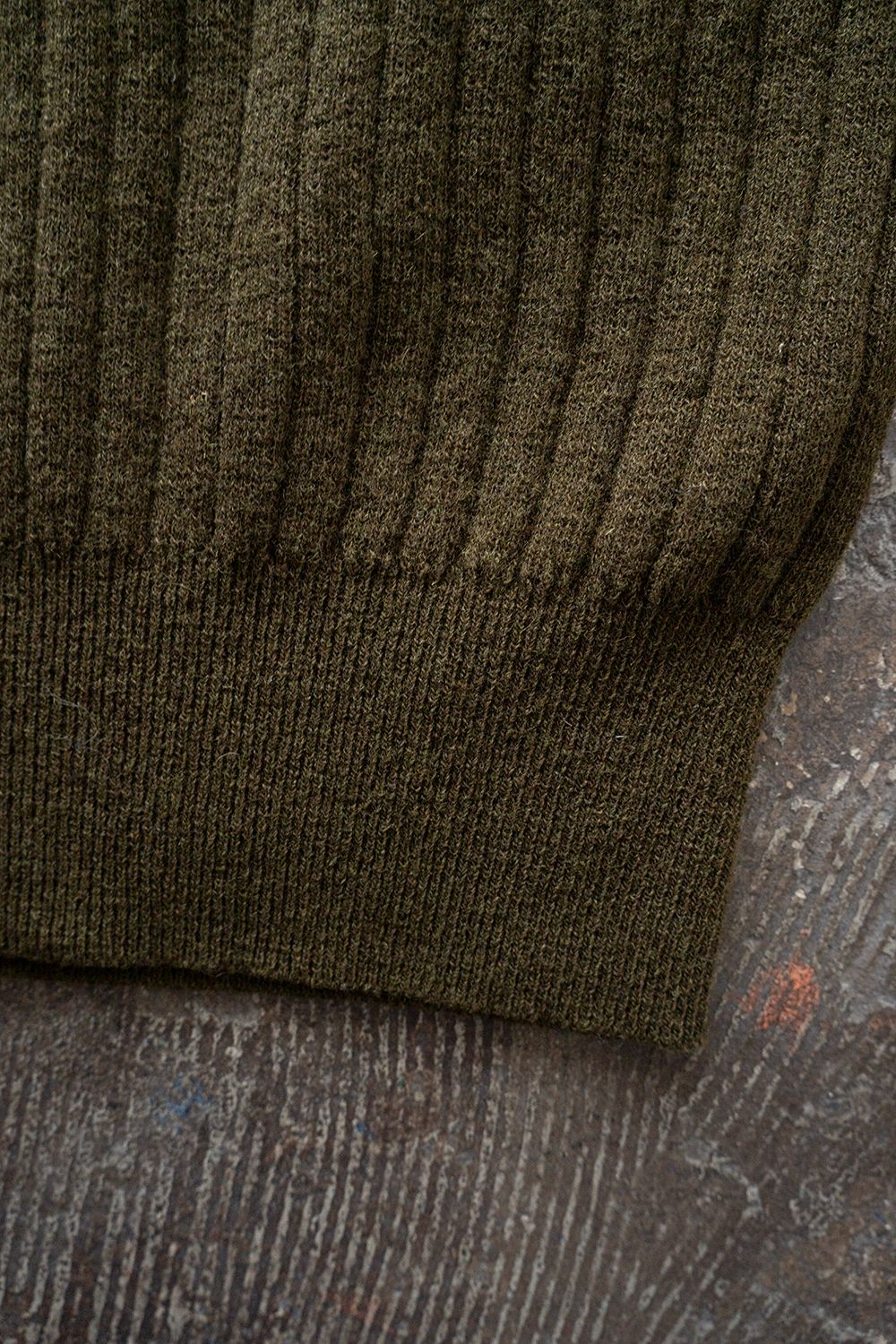 Hard twisted Shetlandwool RIB saddle shoulder crew neck sweater(OLIVE)