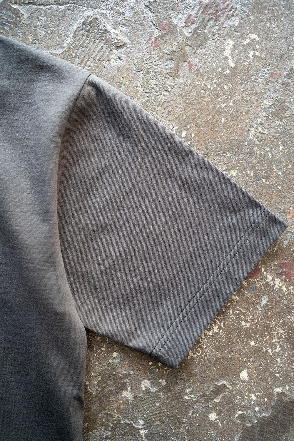 【ラスト1点】【22SS】オーガニックスビンコットンスプリットヨークTシャツ(CHARCOAL)