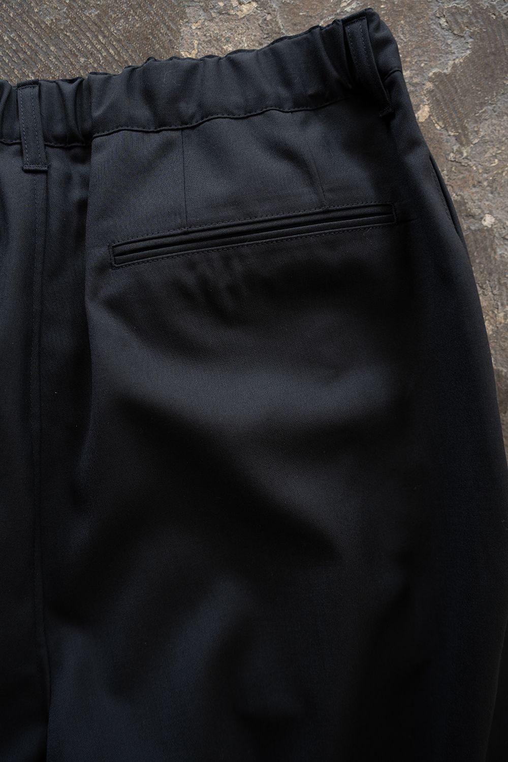 【26SS】ウォッシャブルウールイージースラックス(BLACK NAVY)