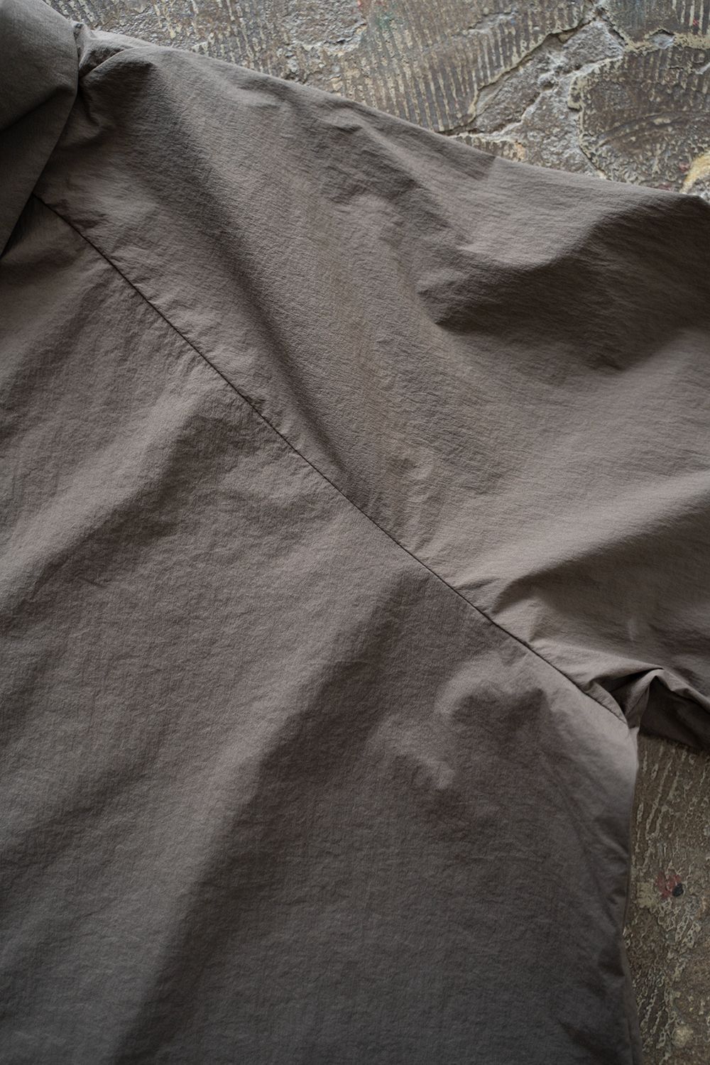 【ラスト1点】【25SS】ストレッチナイロン変形スリーブ半袖シャツ(CHARCOAL BROWN)