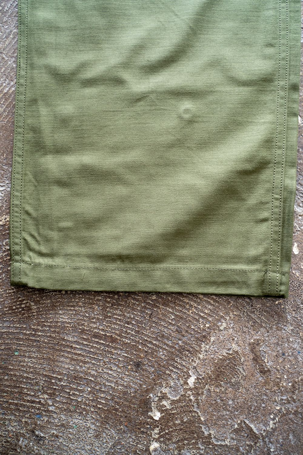 【ラスト1点】スビンコットンムラ糸バックサテンベイカーパンツ(KHAKI)