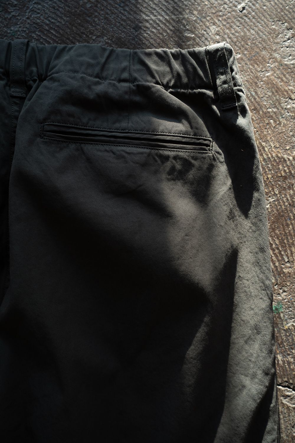 【26SS】ガーメントダイ2タックテーパードパンツ(DARK OLIVE)