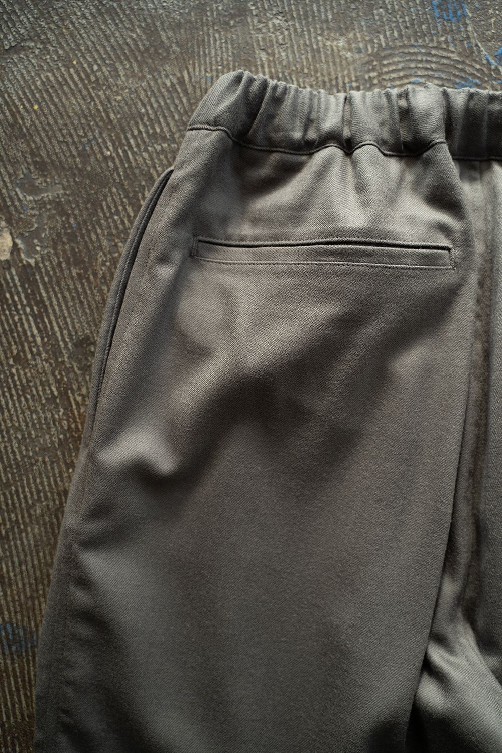 【25AW】サキソニーイージーパンツ(GREIGE)