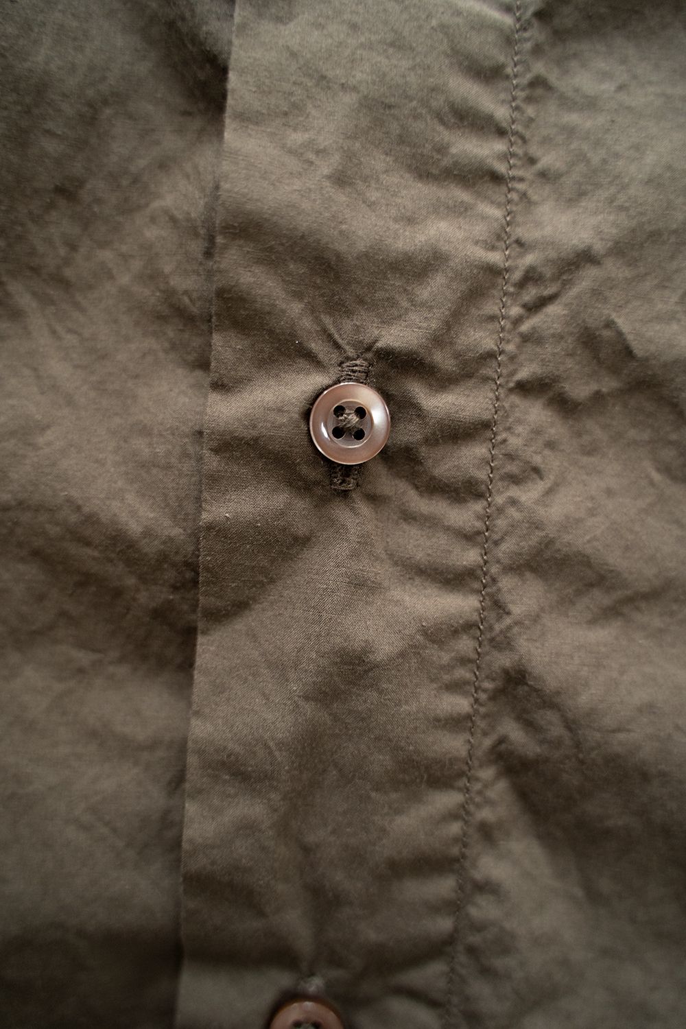 【ラスト1点】【22AW】スビンコットンタイプライターバンドカラーシャツ(DARK BROWN)