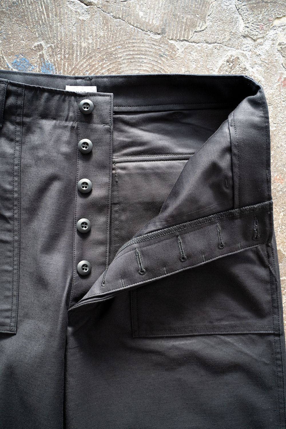 【ラスト1点】スビンコットンムラ糸バックサテンベイカーパンツ(BLACK)
