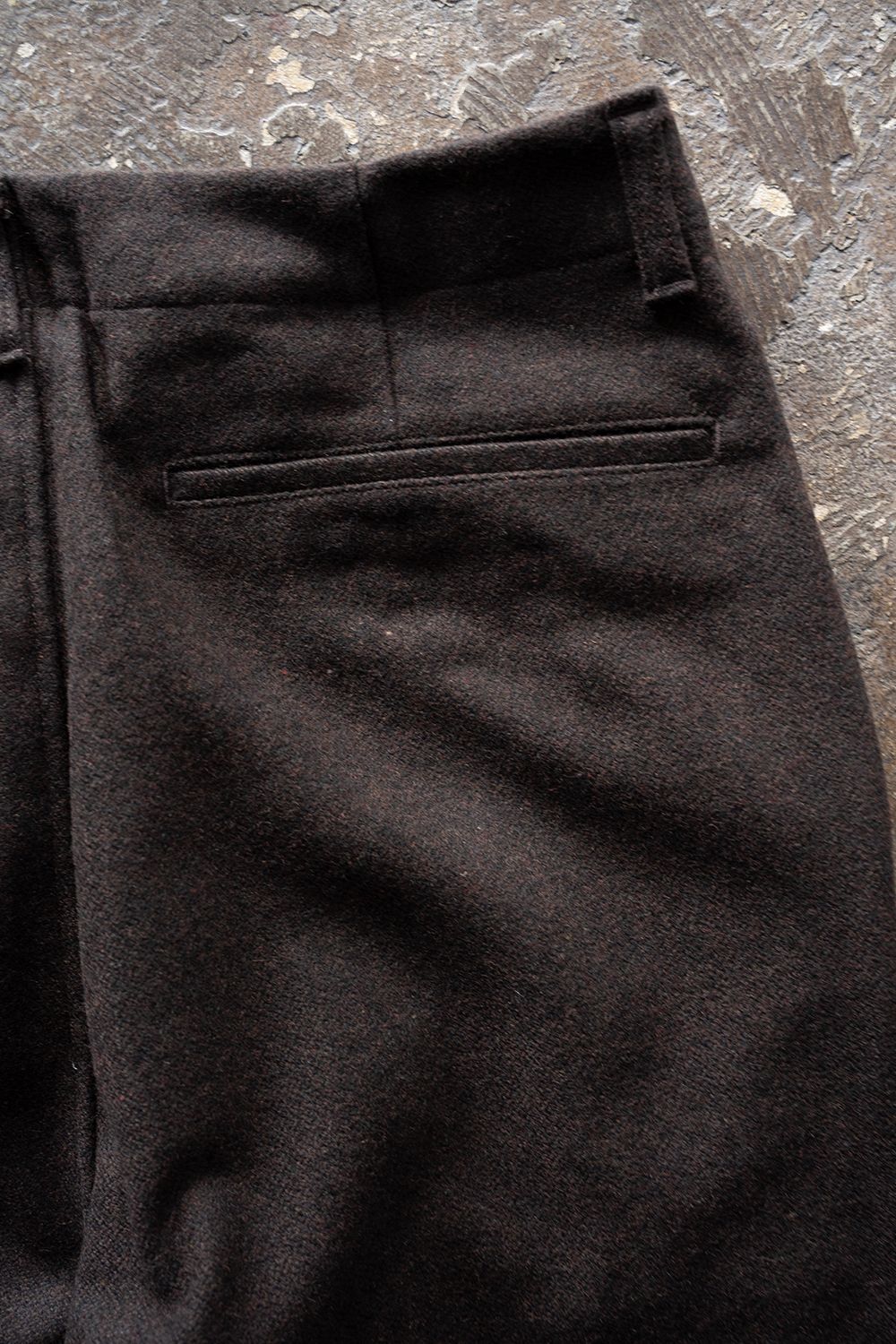 【26AW】ウール×ナイロンワンタックパンツ(DARK BROWN)