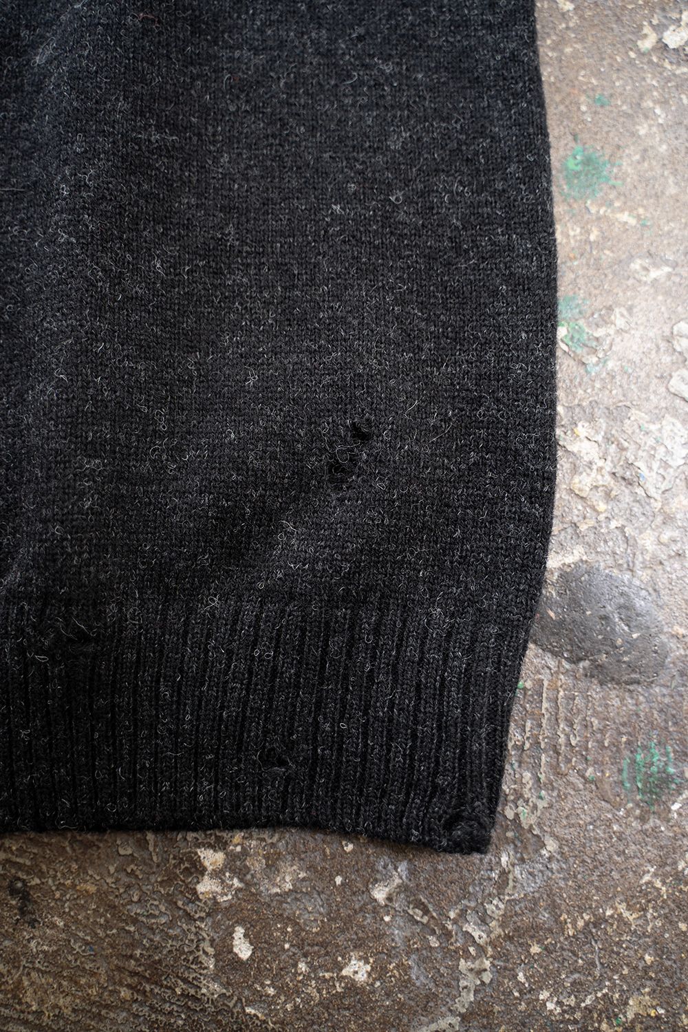 【25AW】ダメージクルーネックニット(DARK CHARCOAL)