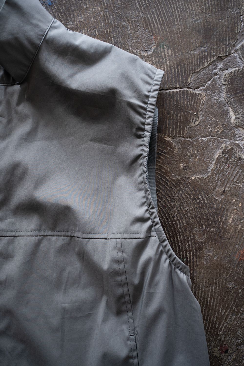 【ラスト1点】【24SS】綿×ポリエステルスタンドカラーベスト(SLATE GRAY)