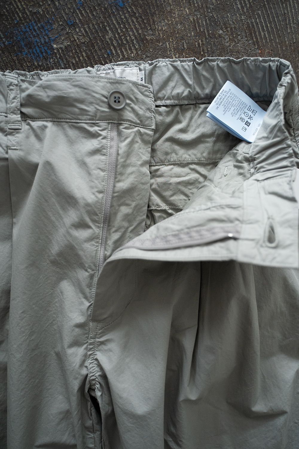 【ラスト1点】【25SS】ガーメントダイ2タックワイドテーパードパンツ(ICE GRAY)