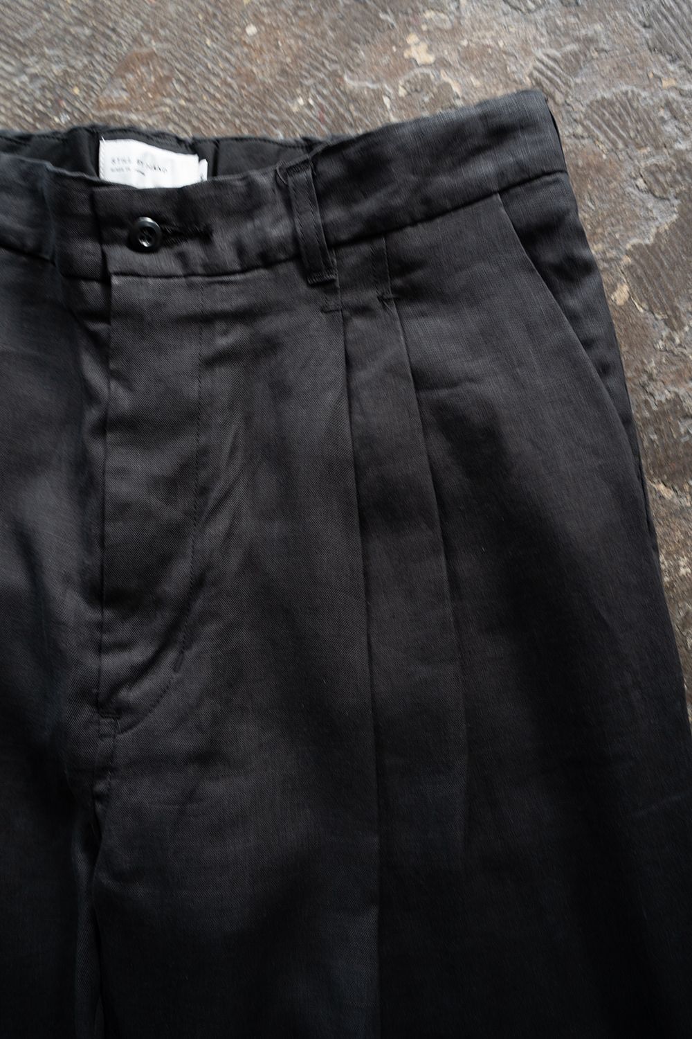 【26SS】リネン2タックテーパードパンツ(CHARCOAL)