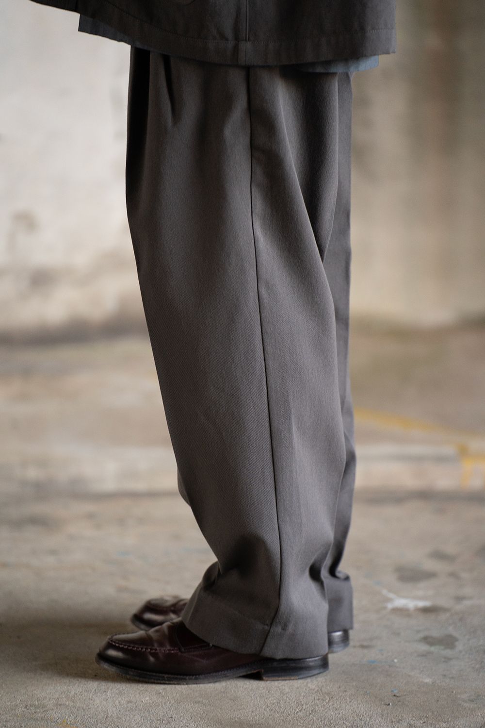 kontor - 【ラスト1点】【22AW】Wool/Co 2 Tuck Trousers(GRAY BROWN