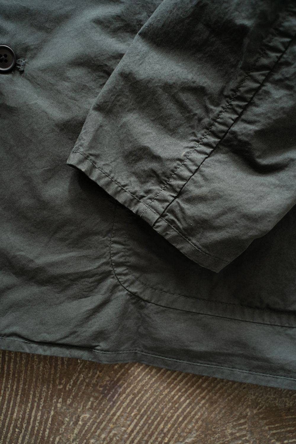 【ラスト1点】【25SS】ガーメントダイ2Bジャケット(GREEN CHARCOAL)