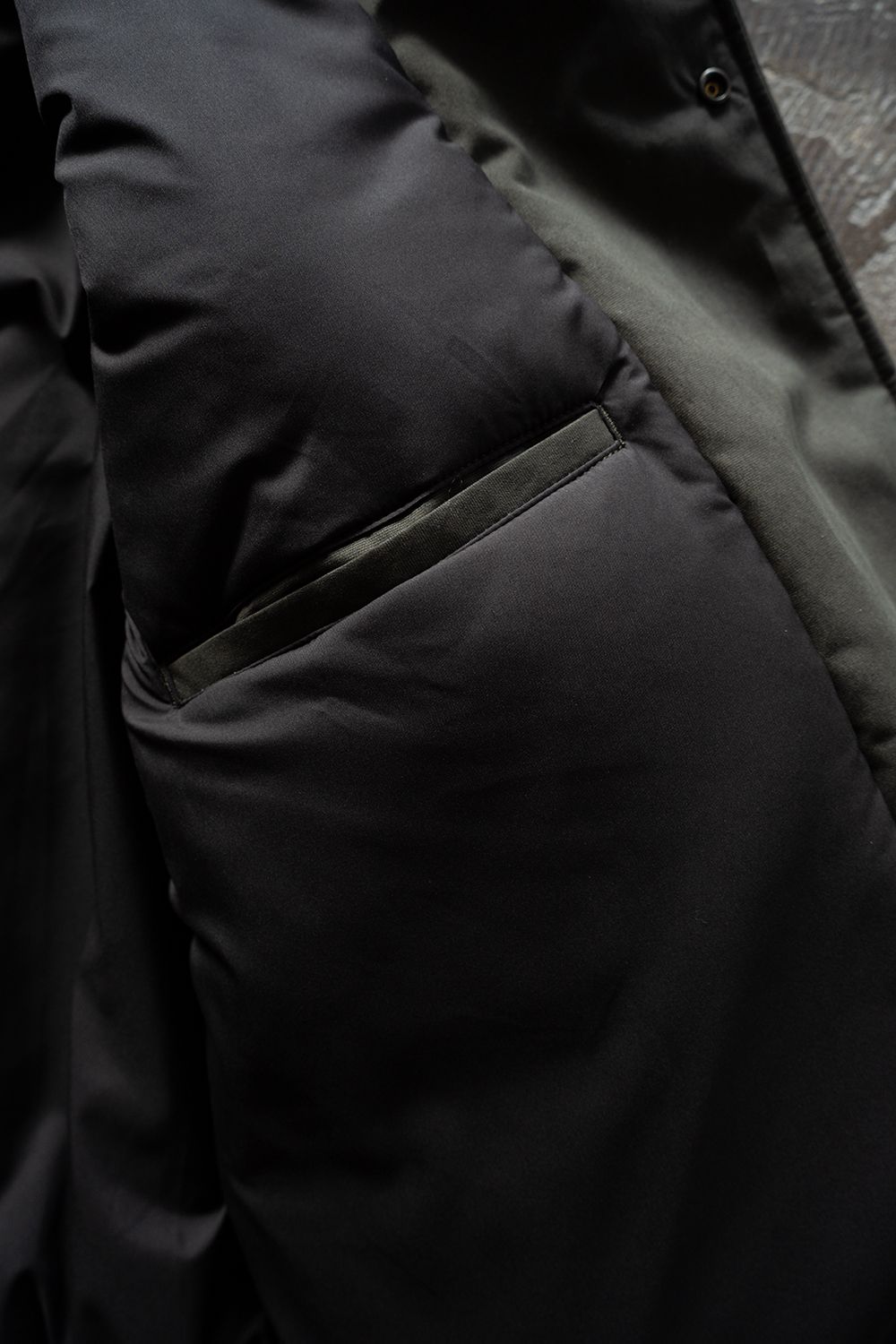 【26AW】シンサレートフーデッドブルゾン(CHARCOAL)