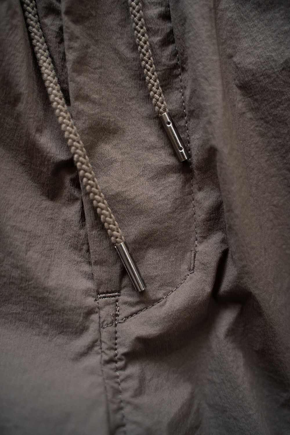 【ラスト1点】【25SS】ストレッチナイロンイージーパンツ(CHARCOAL BROWN)