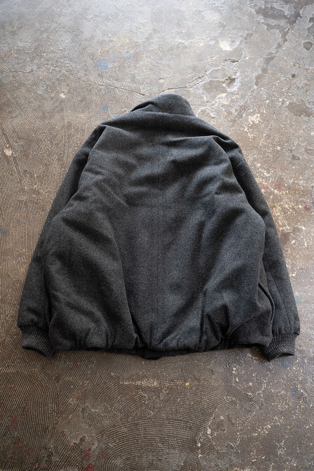 【25AW】ラムウールシンサレートスタンドカラーブルゾン(CHARCOAL)