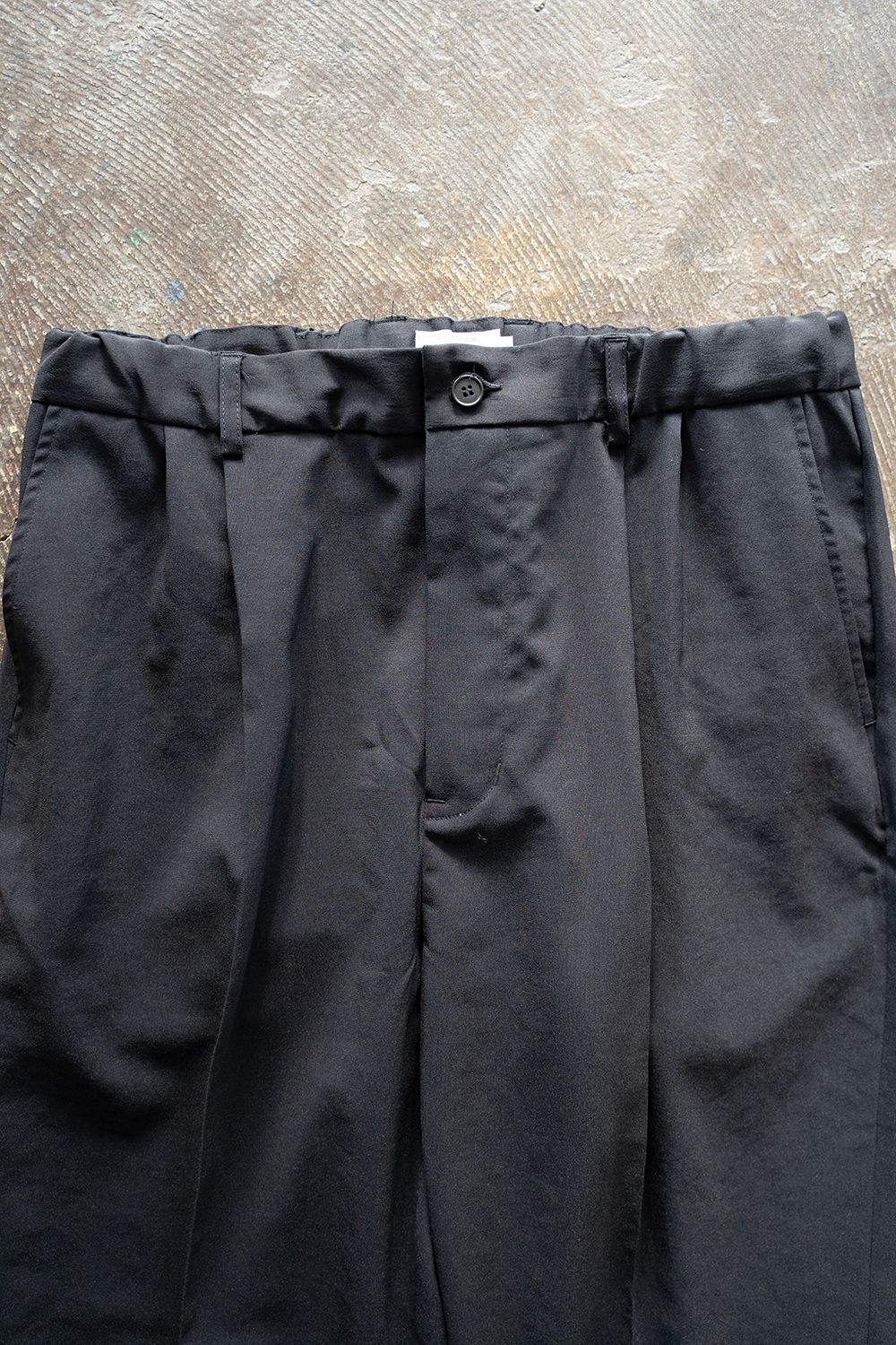 【ラスト1点】【24SS】強撚ポリエステルタックイージースラックス(BLACK NAVY)