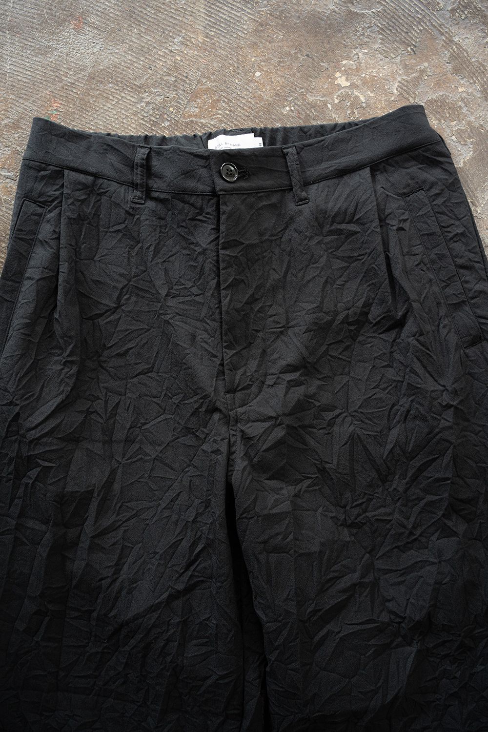 【26AW】先染めポリエステルタックテーパードパンツ(BLACK)