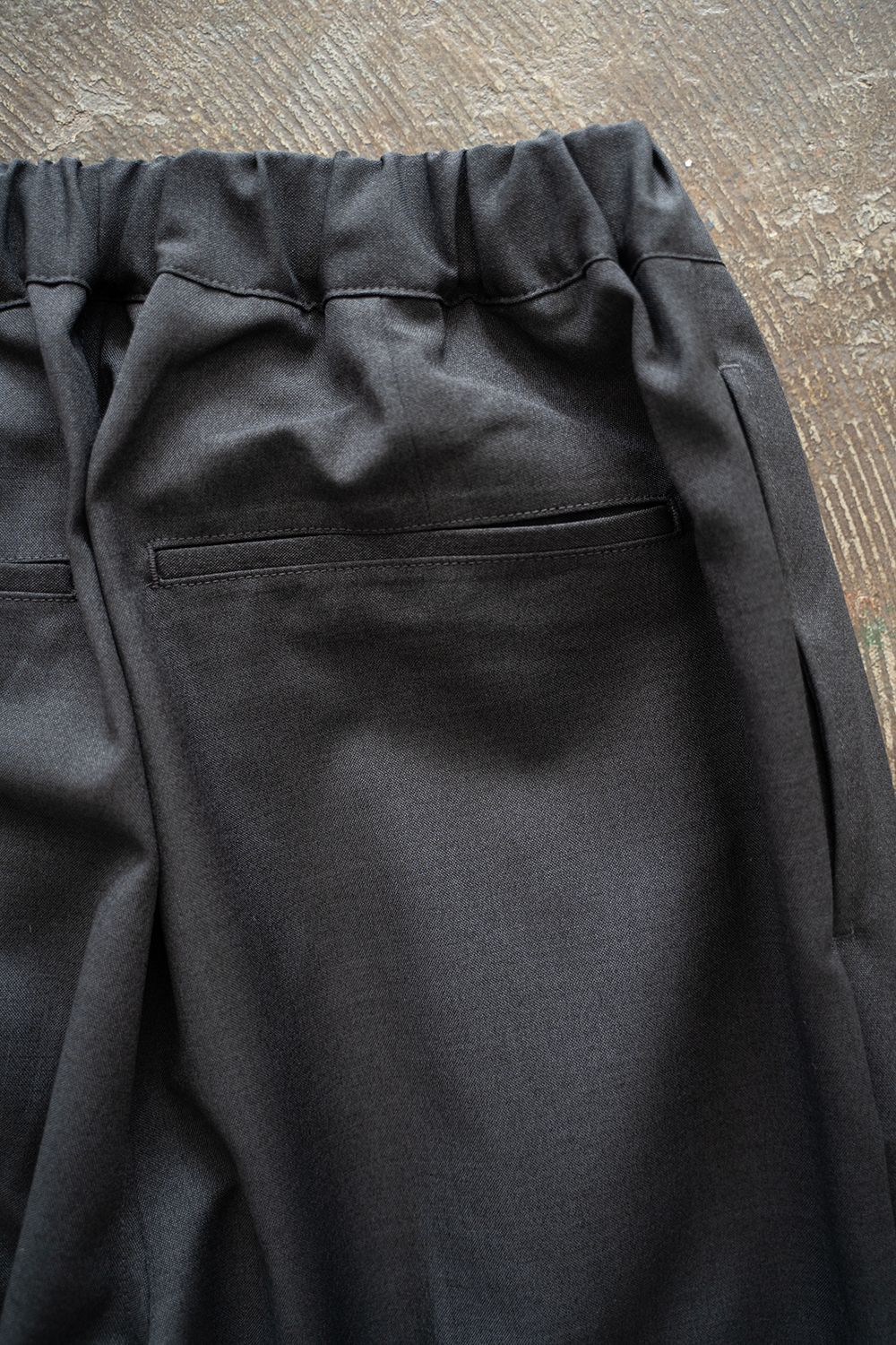 【ラスト1点】【24SS】ウォッシャブルウール混2タックイージースラックス(CHARCOAL)