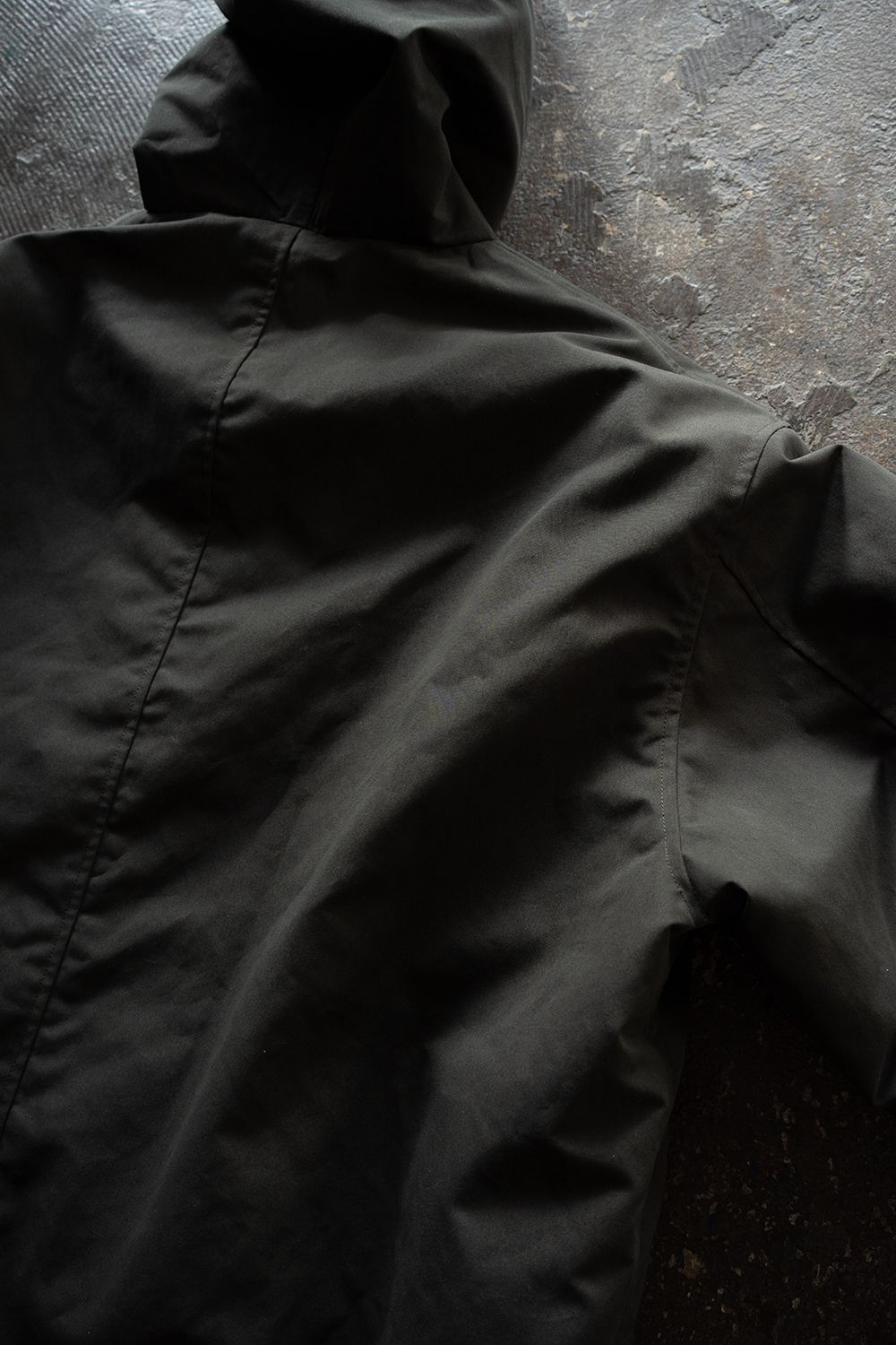 【26AW】シンサレートフーデッドブルゾン(CHARCOAL)