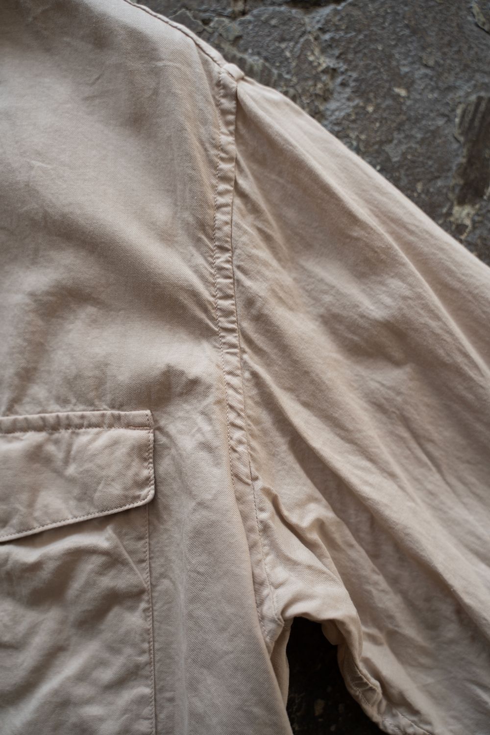 【ラスト1点】【23SS】シルク混両胸ポケットバンドカラーシャツ(PINK BEIGE)