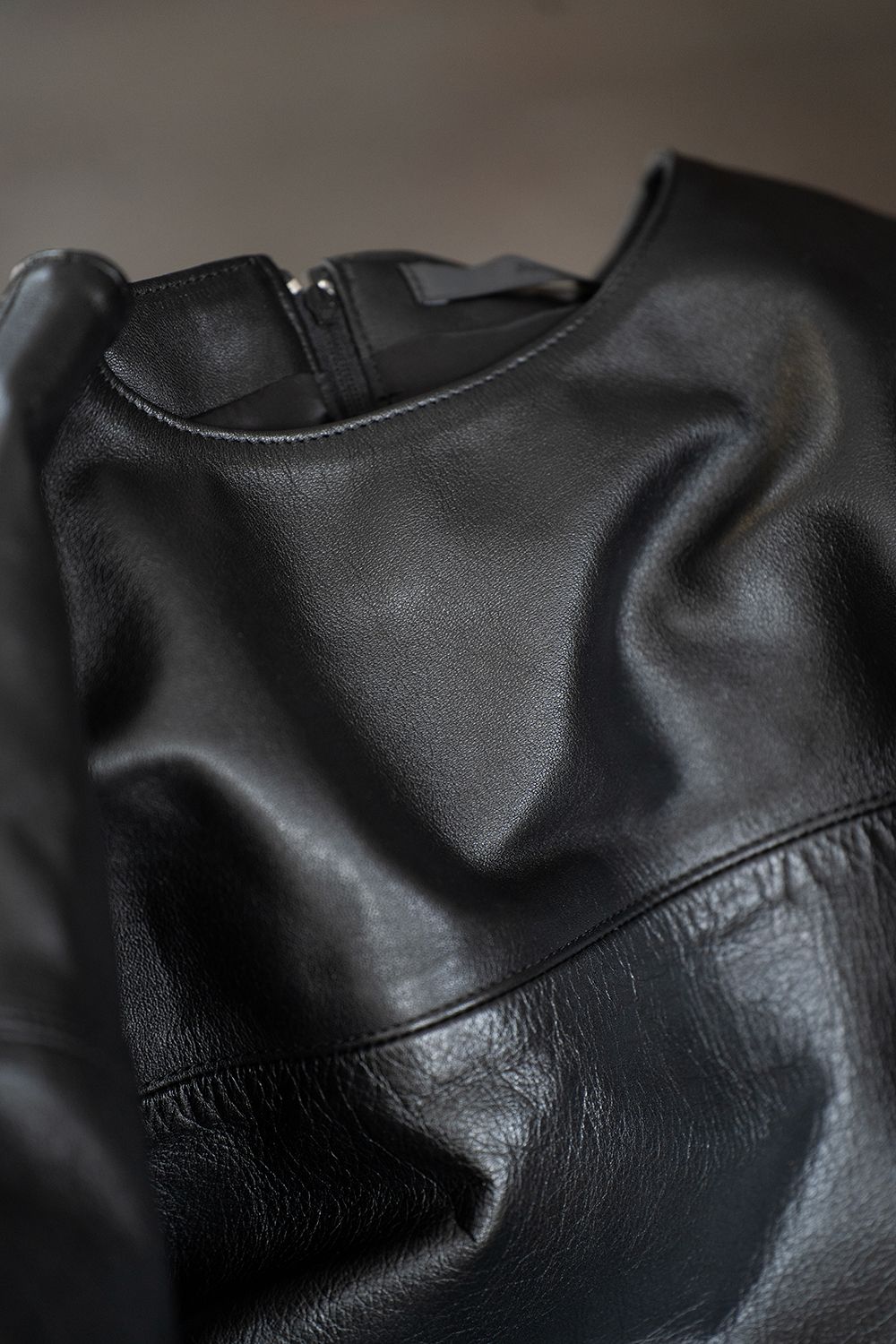 【ラスト1点】【24SS】Cow Leather P/O/カウレザープルオーバー(BLACK)