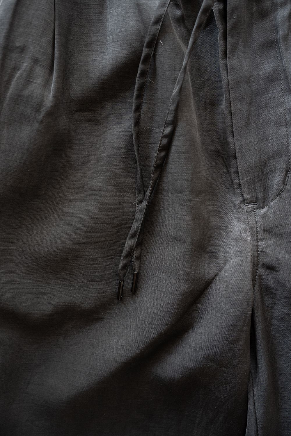 【26SS】ピグメントプリントタックイージーパンツ(DUSTY GREY)