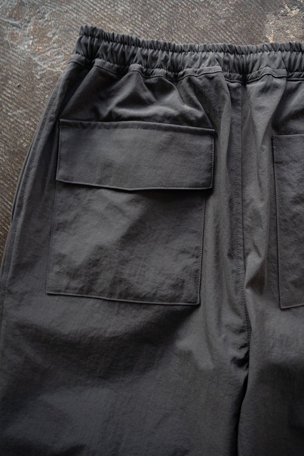 【25AW】タスランナイロンニータックイージーパンツ(CHARCOAL)