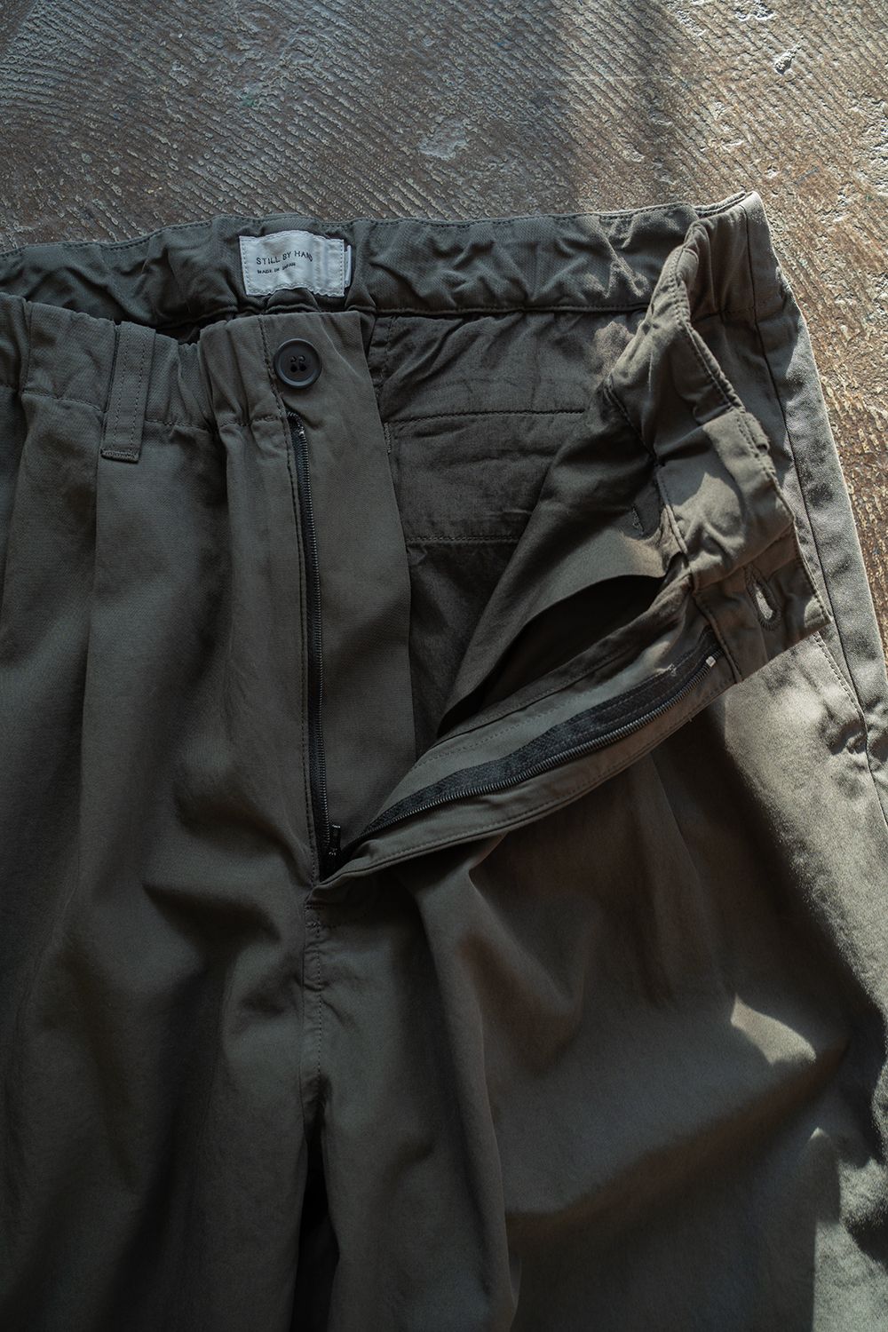 【26SS】ガーメントダイ2タックテーパードパンツ(DARK OLIVE)