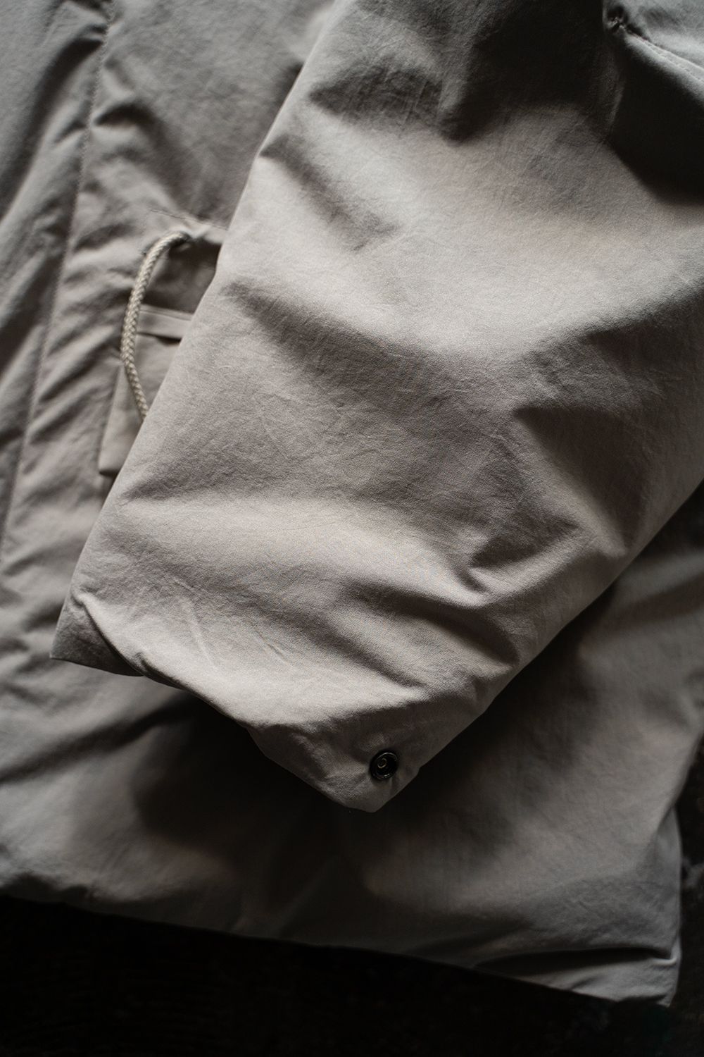 【ラスト1点】【24AW】シンサレートフーデッドブルゾン(SAND BEIGE)