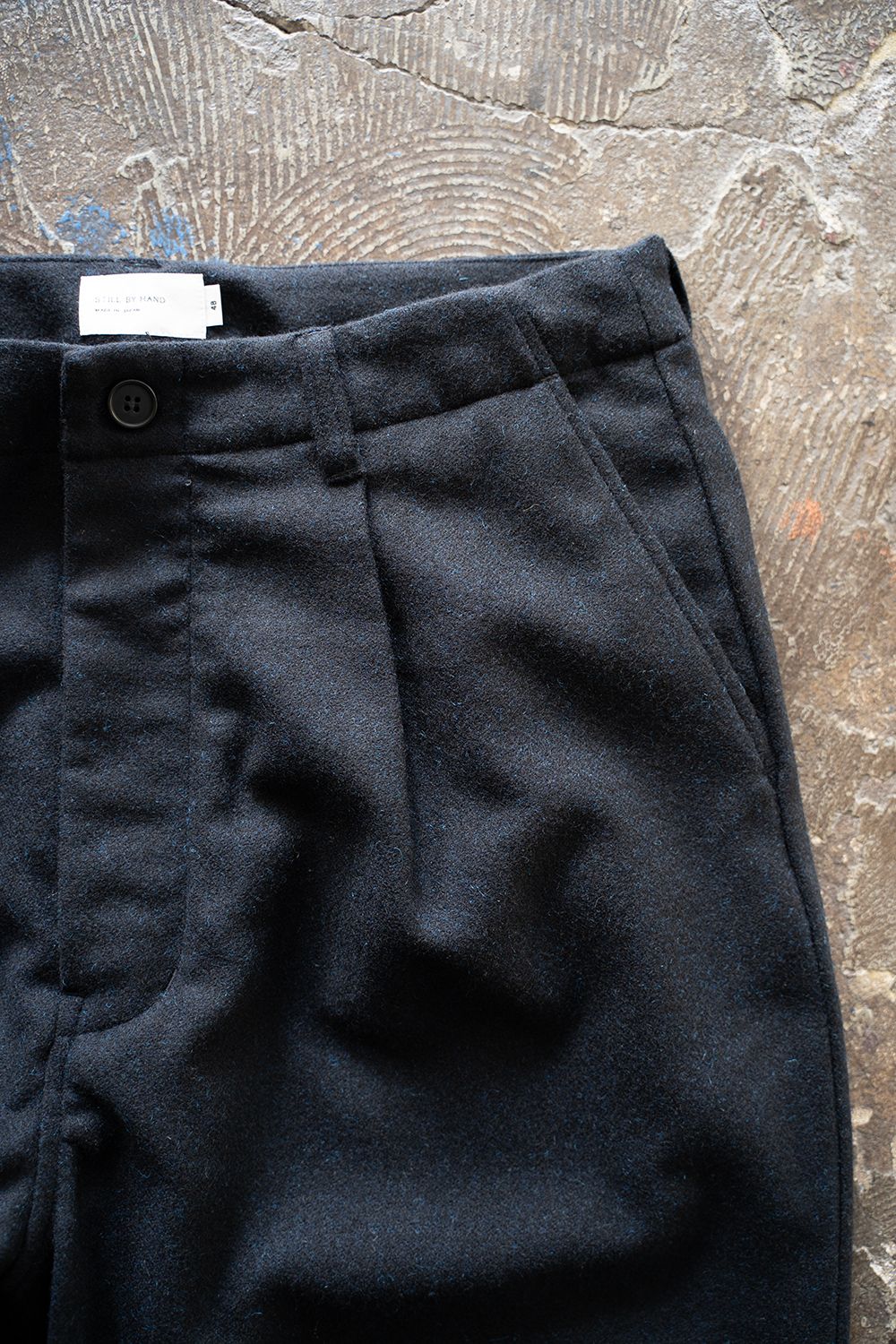 【25AW】ウール×ナイロンワンタックパンツ(BLACK NAVY)
