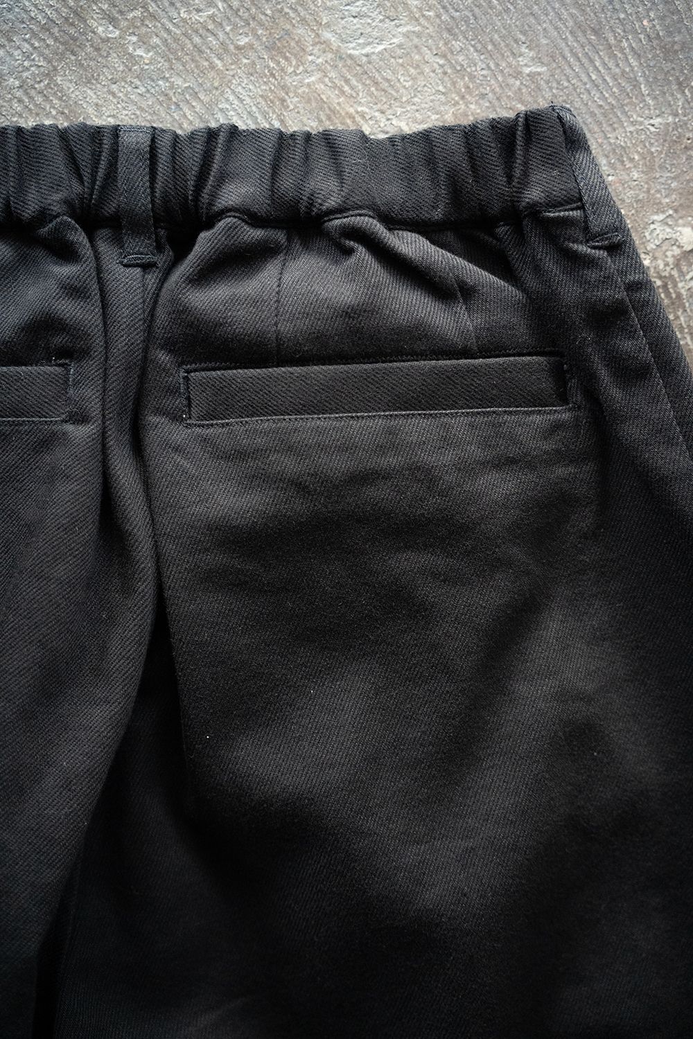 【25AW】ディープタックコットンツイルテーパードパンツ(BLACK)
