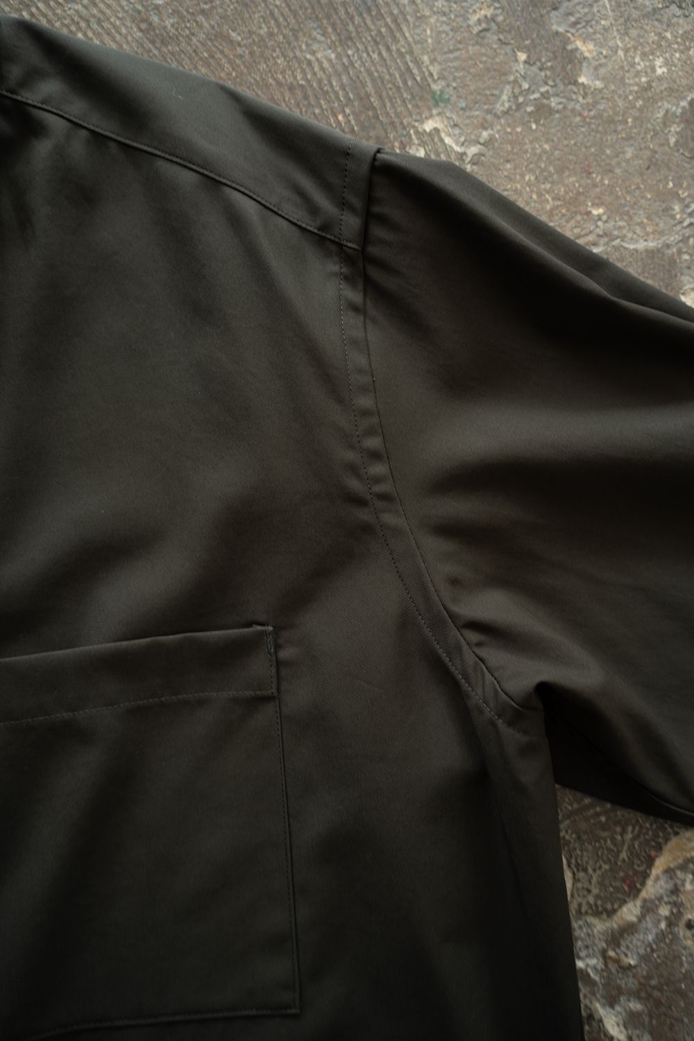【26AW】コットンギャバジンオーバーシャツ(KHAKI BROWN)