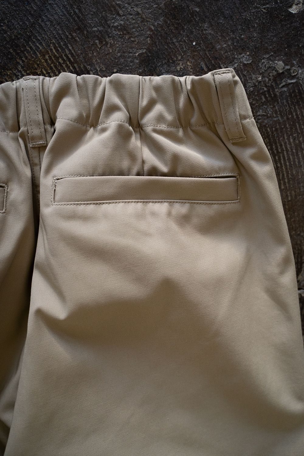 【ラスト1点】【25SS】強撚コットン×ポリエステルイージーパンツ(KHAKI BEIGE)