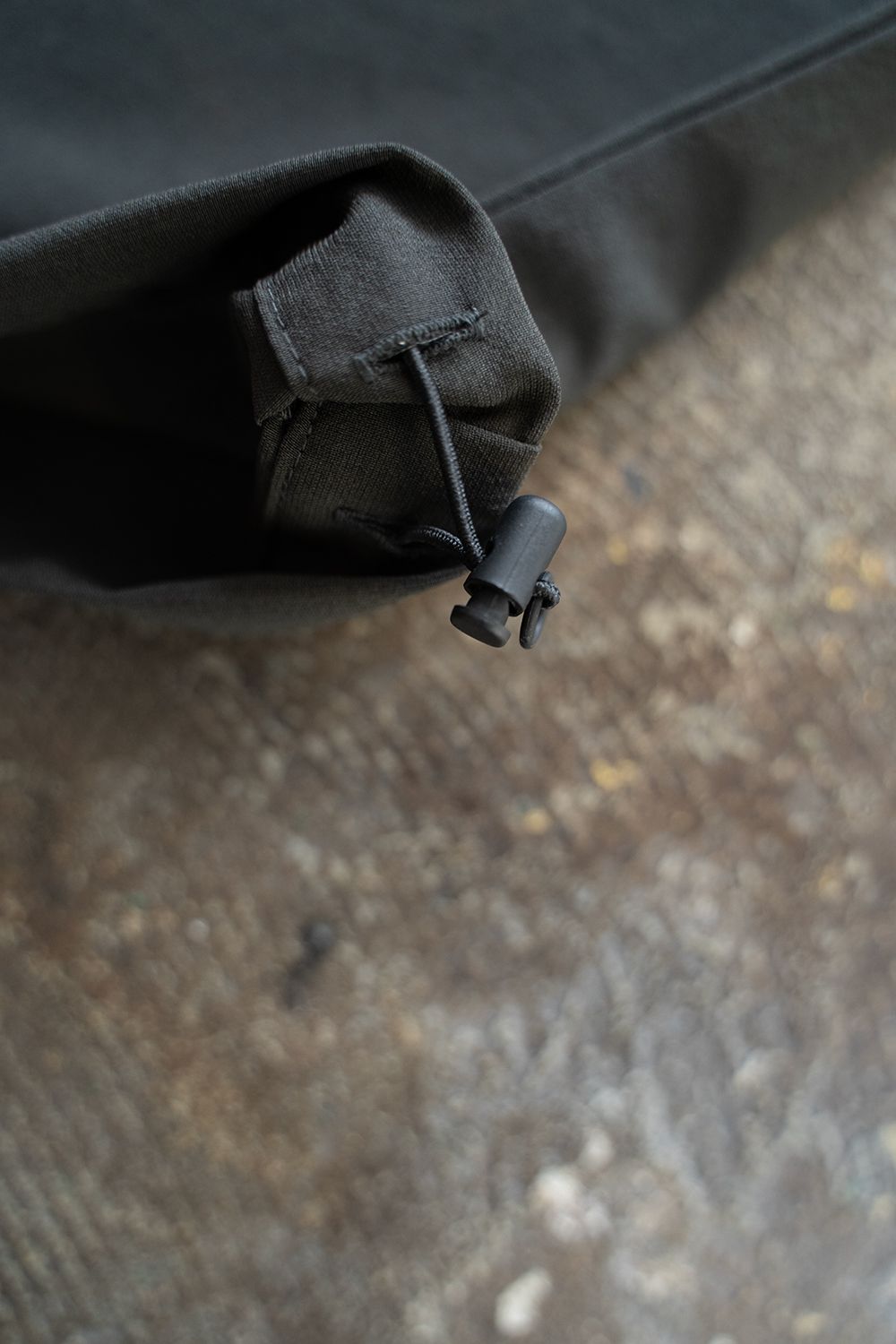 【ラスト1点】【24SS】強撚ポリエステルニータックイージーパンツ(CHARCOAL)
