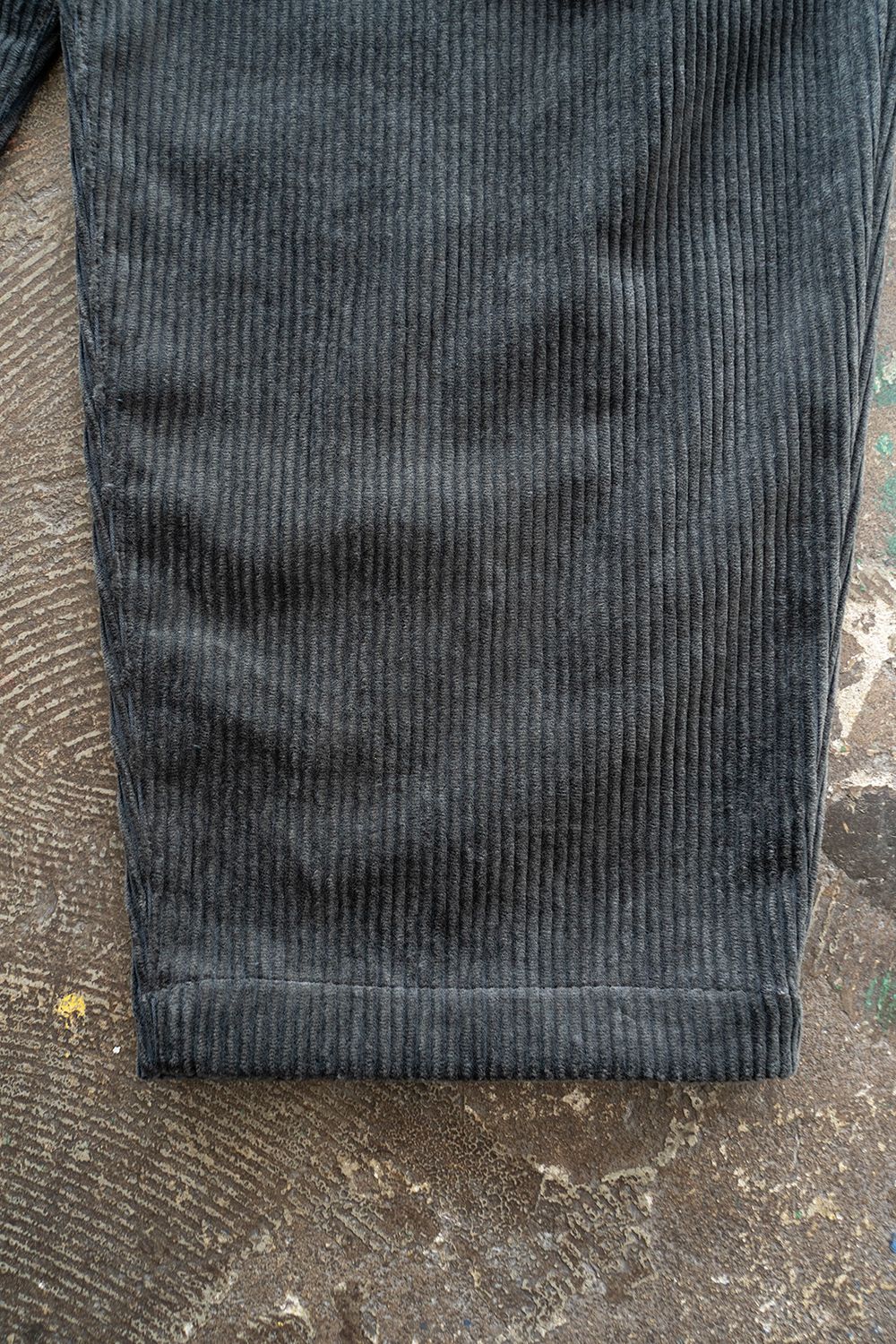 【25AW】綿×レーヨンコーデュロイイージーパンツ(BLUE CHARCOAL)