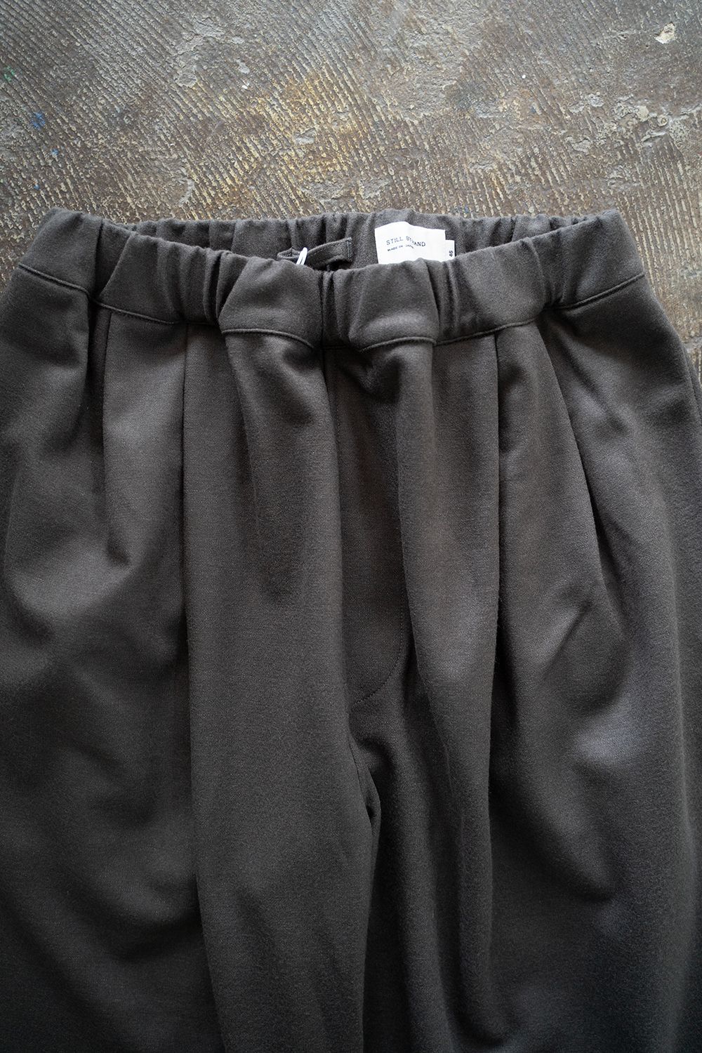 【ラスト1点】【24AW】ウールジャージー2タックイージーパンツ(BROWN CHARCOAL)