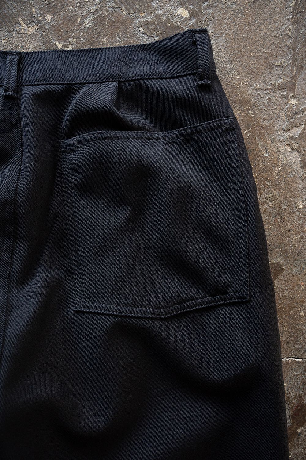 【26AW】ウールサージワンタックパンツ(NAVY)