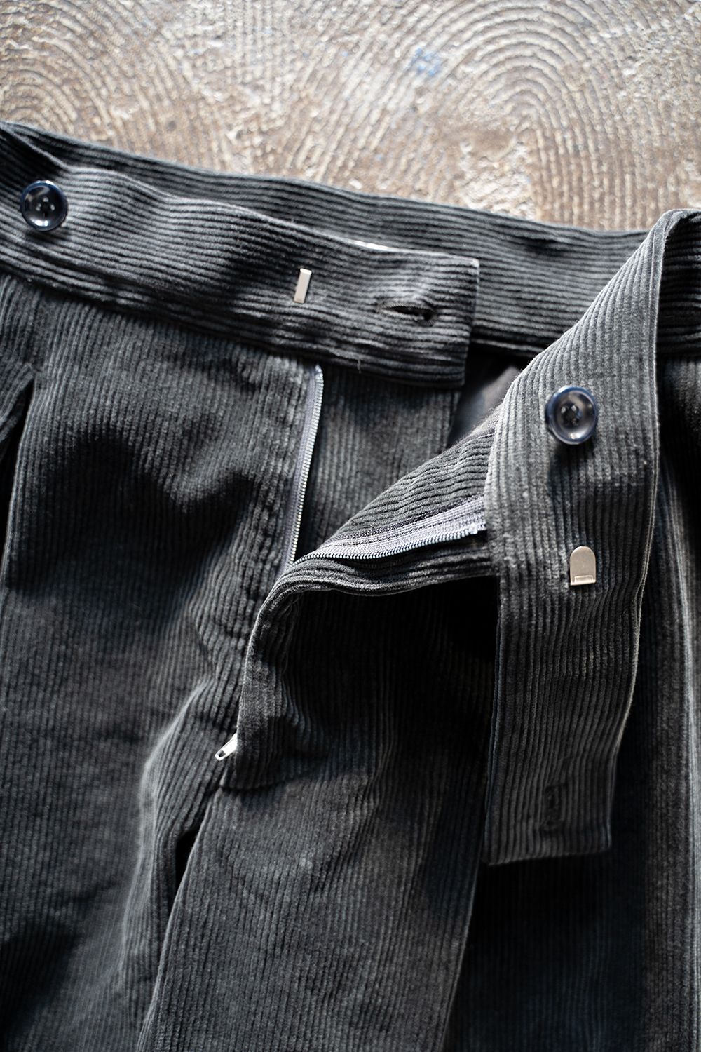 【ラスト1点】【22AW】2-Tack Corduroy Trousers/2タックコーデュロイトラウザース(CHARCOAL)